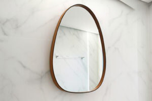 Espelhos com moldura em couro elegância e sofisticação nos ambientes de Curitiba